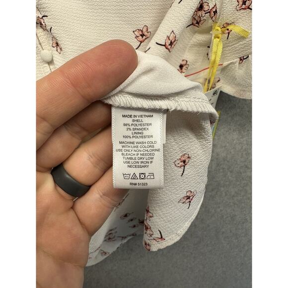 CeCe Womens Blouse Size XS White With Pink Flowers Button-Up NWT - Picture 9 of 10